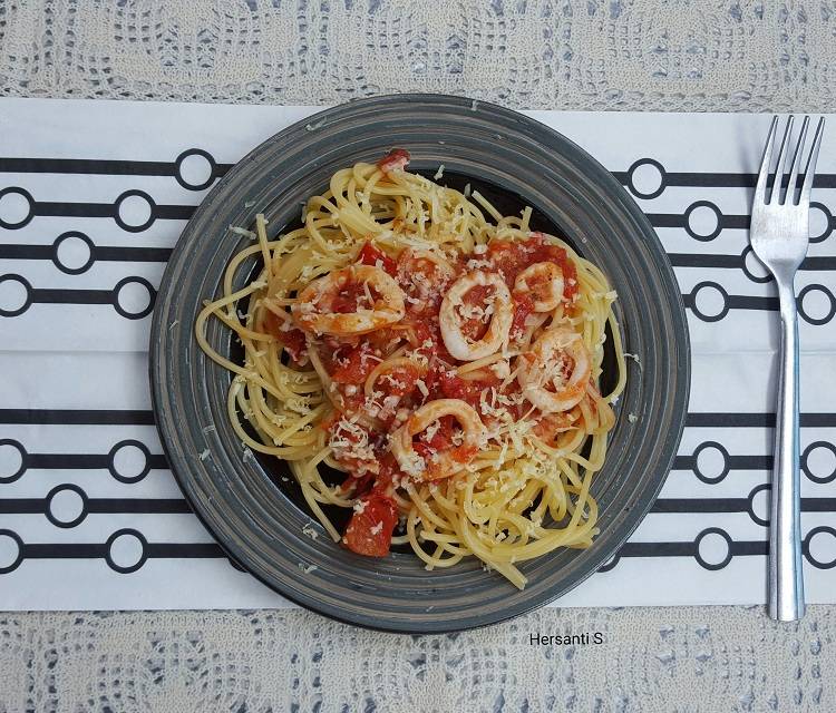 Spaghetti Dengan Cumi dan Tomat