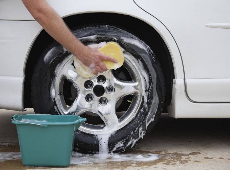 9 Kesalahan Saat Mencuci Mobil