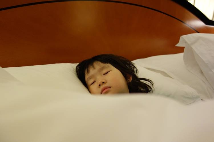Si Kecil Tidur Malam, Lebih Baik Lampu Mati atau Menyala?