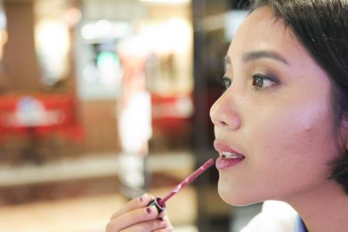 Tips Memakai Lipstick untuk Bibir Mungil