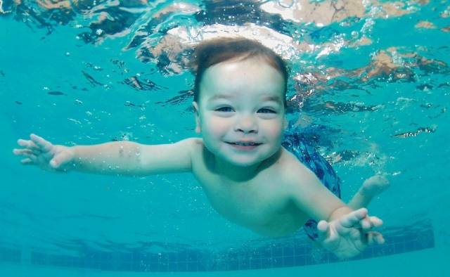 Kapan Bayi Boleh Diajak Berenang?