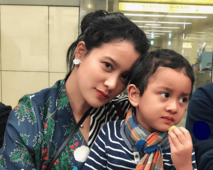 Resolusi 2019 : Banyak Bersyukur dan Tegar Sebagai Ibu Seperti Marcella Zalianty