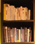 Trik Menyusun Buku di Rak