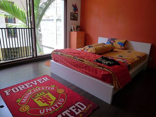 Oranye dan Abu-Abu untuk Kamar Anak Laki