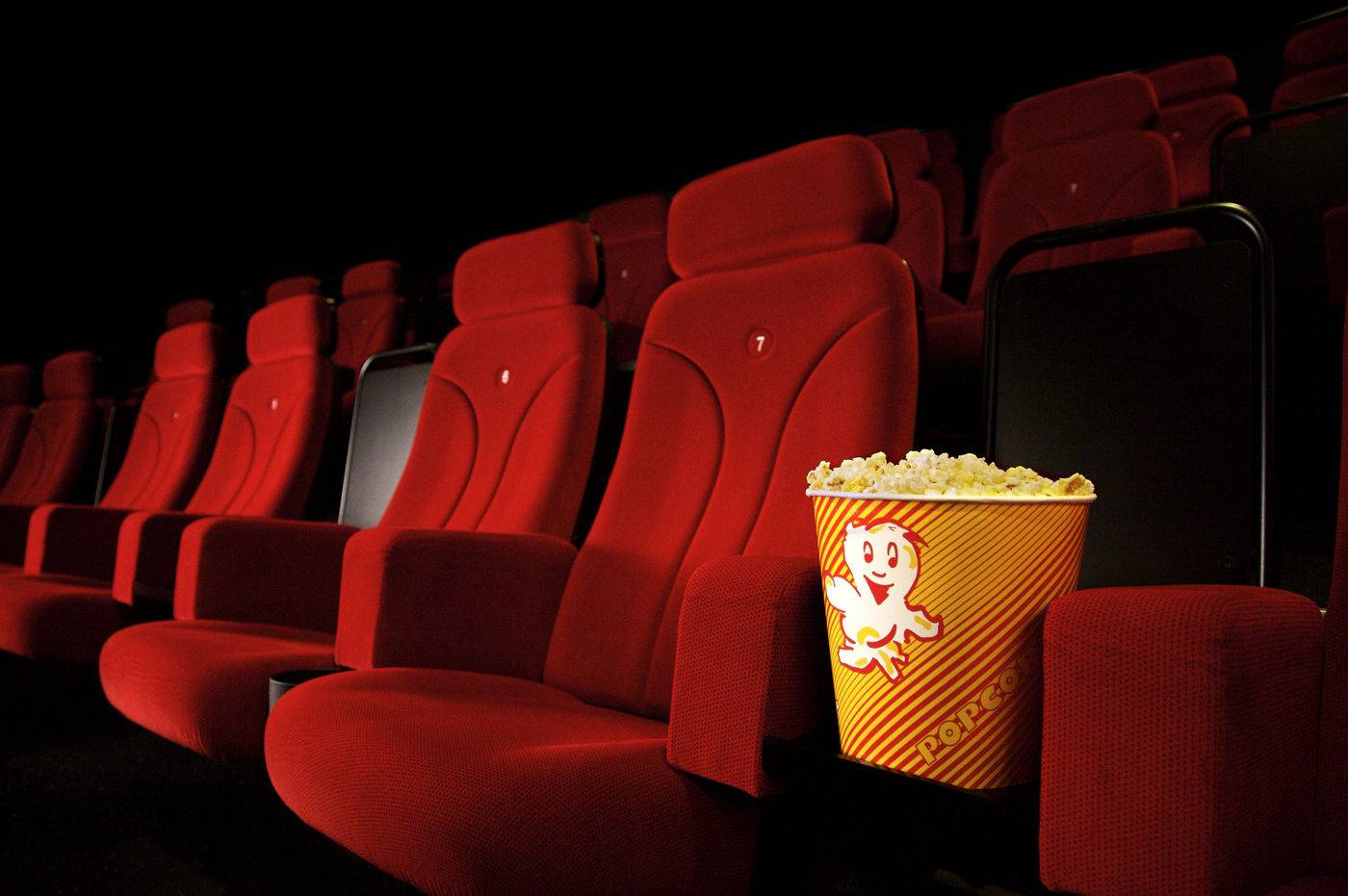 Nonton Film Dewasa Ajak Anak?