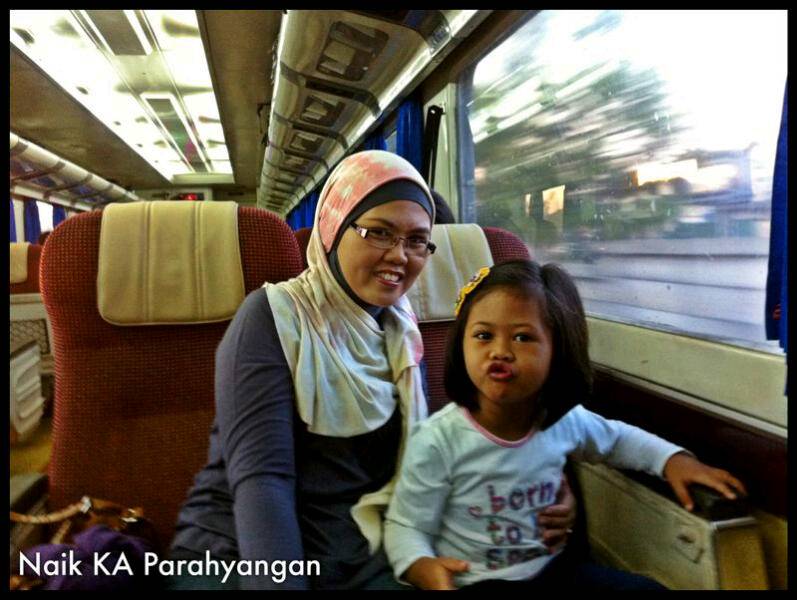 Naik Kereta Api Ke Bandung