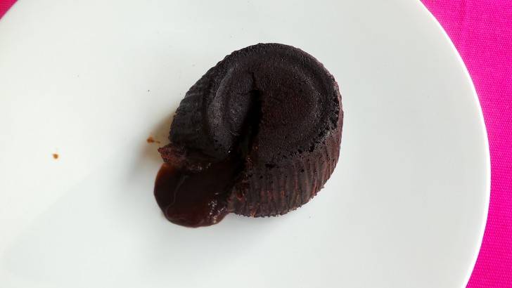 Asyiknya Makan Cokelat!