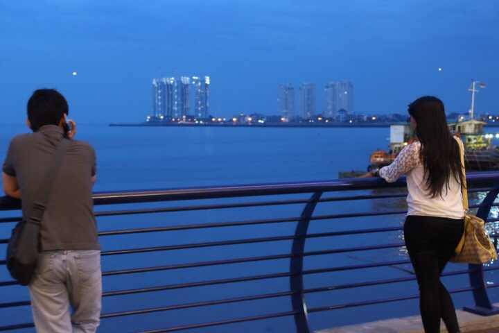 Jalan-Jalan Di Mal Pinggir Pantai