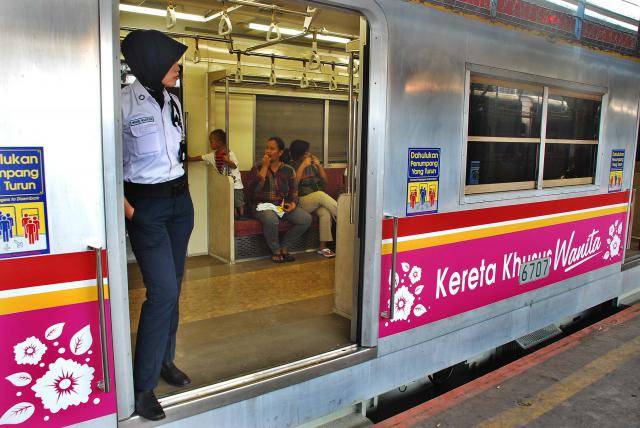 Perlengkapan Tempur di Commuter Line