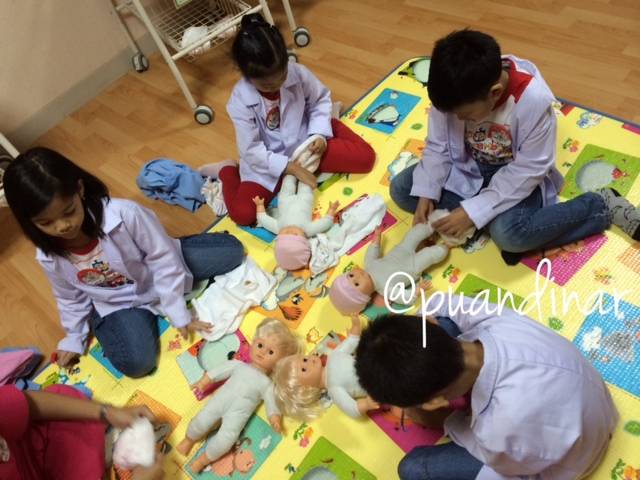 Jadi Dokter Cilik Saat Liburan