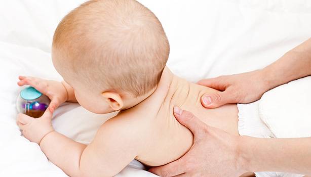 Pijat Bayi: Dilakukan Sendiri Atau Ahlinya?