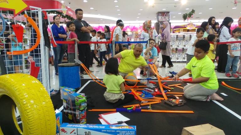 Keseruan Merakit Track Hot Wheels