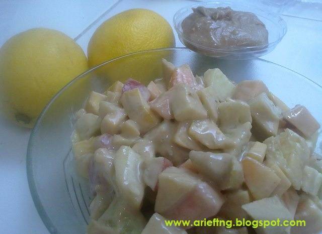 Fruit Salad with Peanut Sauce