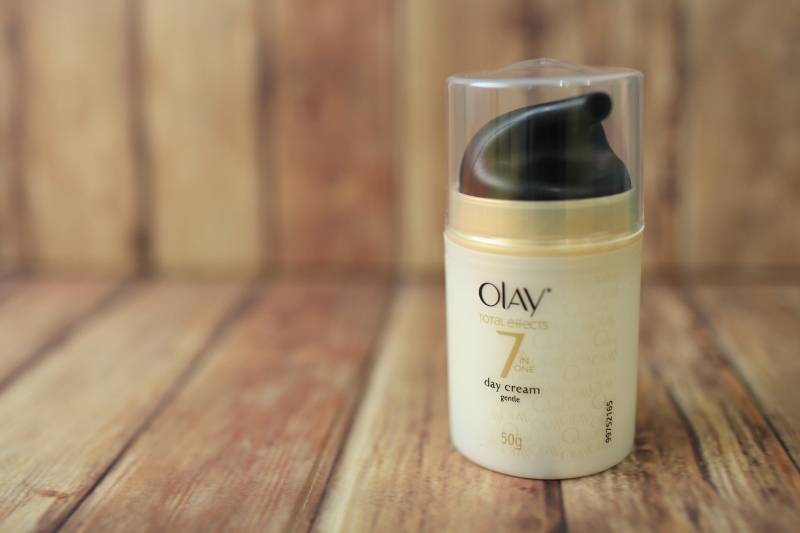 Anti-Aging Day Cream yang Praktis & Banyak Manfaat :  Olay Total Effects