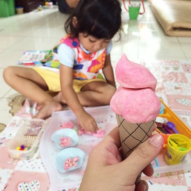 Motherhood Monday: Stella Sutjiadi, "Bermain Jadi Perekat Orang Tua dan Anak"