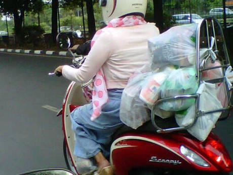 Ibu-Ibu Tidak Becus Berkendara, Benarkah?
