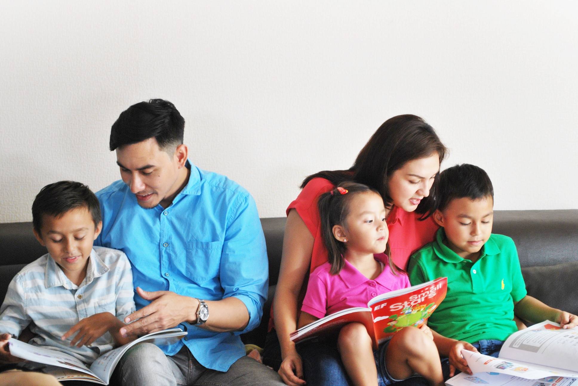 Donna Agnesia dan Darius Sinathrya: Bekali Anak dengan Kemampuan Bahasa Asing untuk Masa Depan yang Lebih Cerah