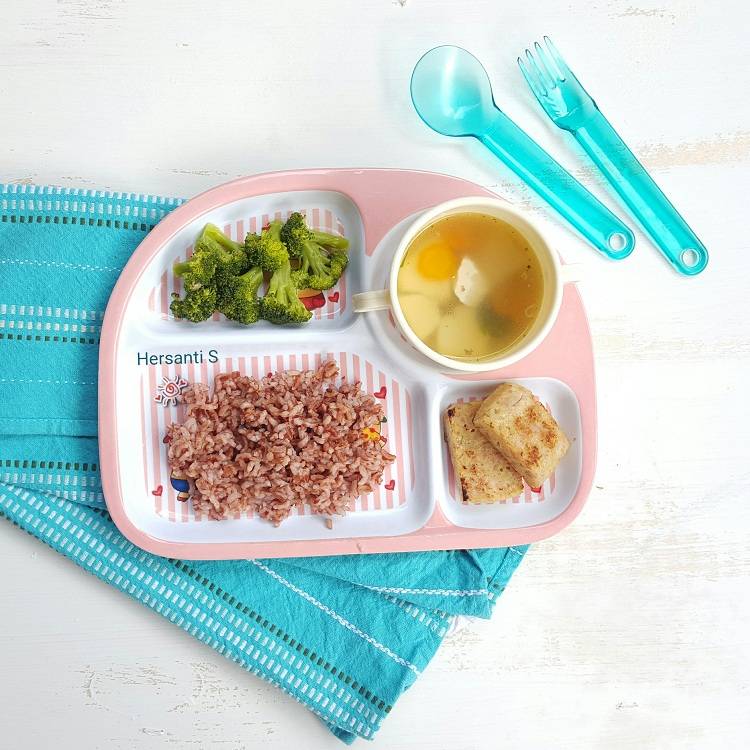 MPASI Untuk Bayi 12 Bulan: Nasi Merah Sup Tahu Wortel  dan Nugget Ayam