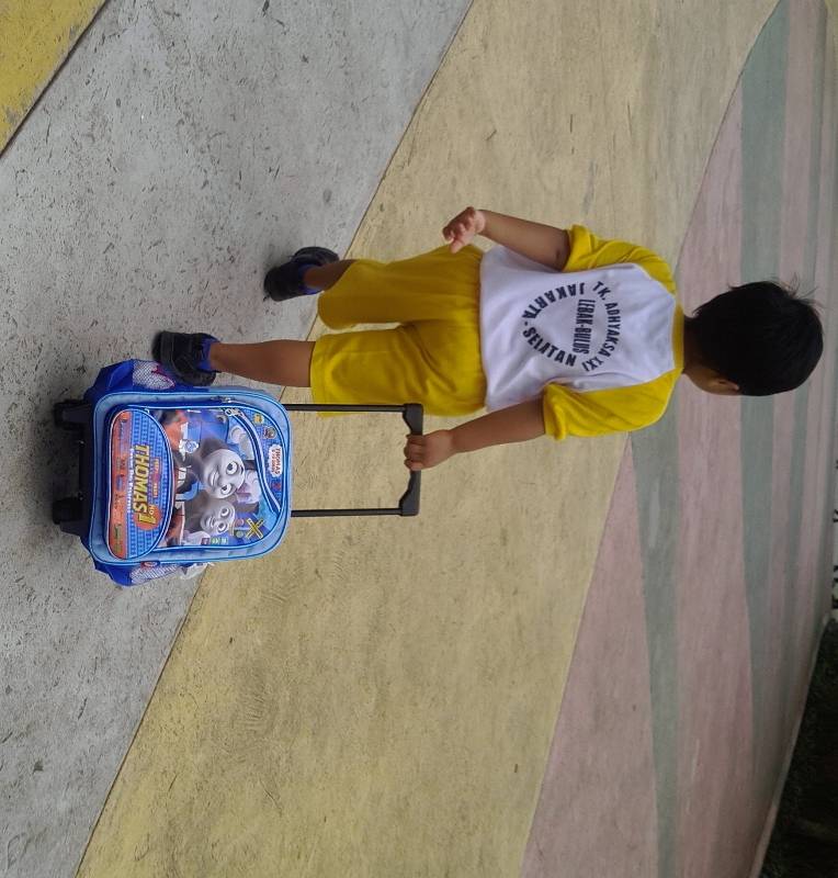 Apa Dampak Tas Ransel yang Terlalu Berat Bagi Anak?
