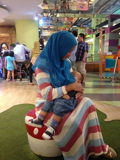 Trik Menyusui di Tempat Umum