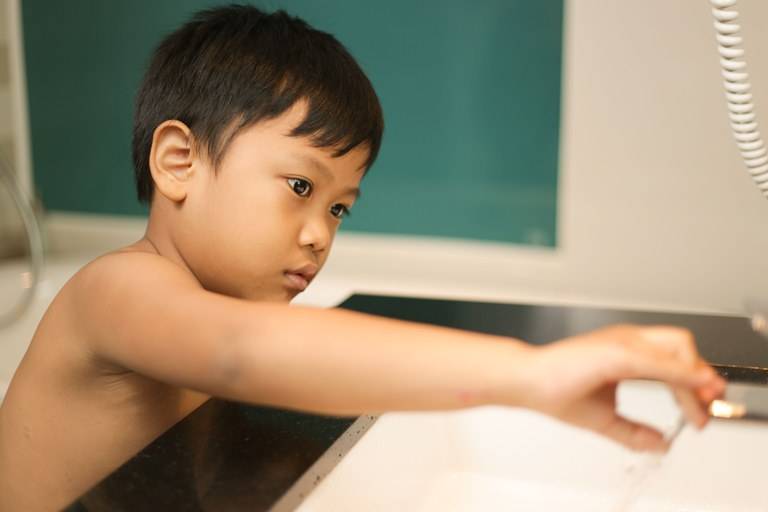 5 Cara Mengajarkan Anak Menghemat Pemakaian Air