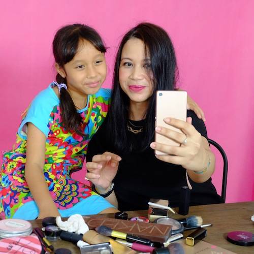 Komentar si Kecil Soal Dandanan Ibunya
