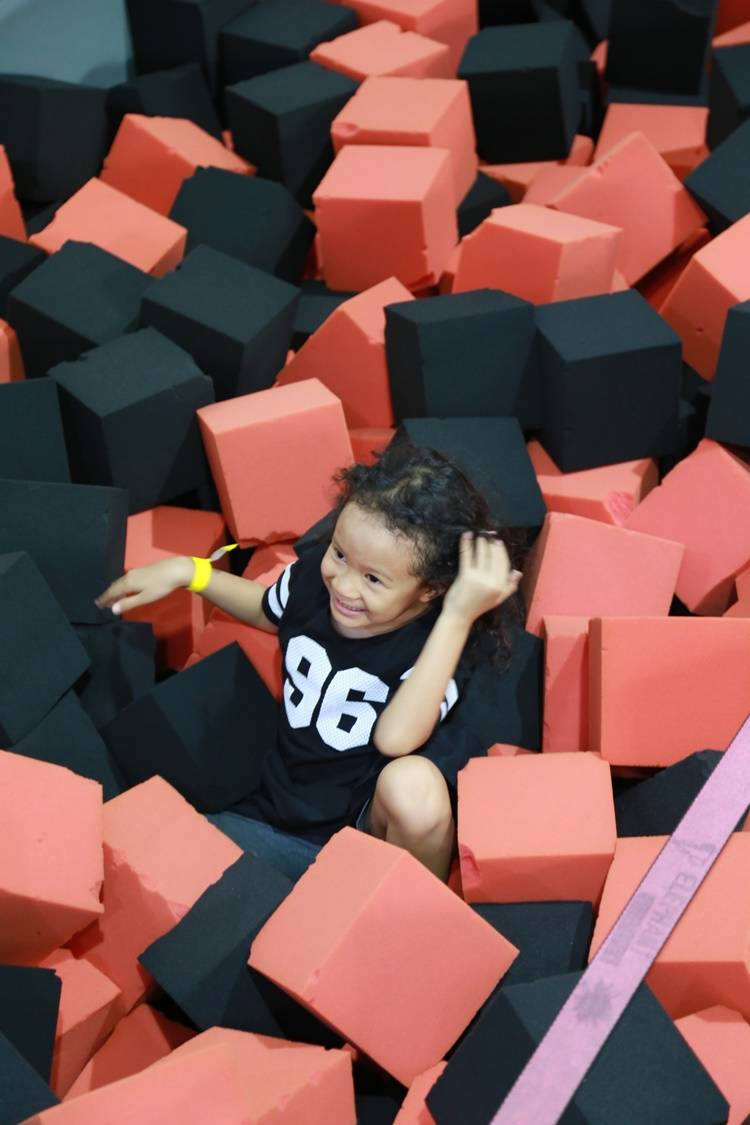 Bermain di Amped Trampoline Park