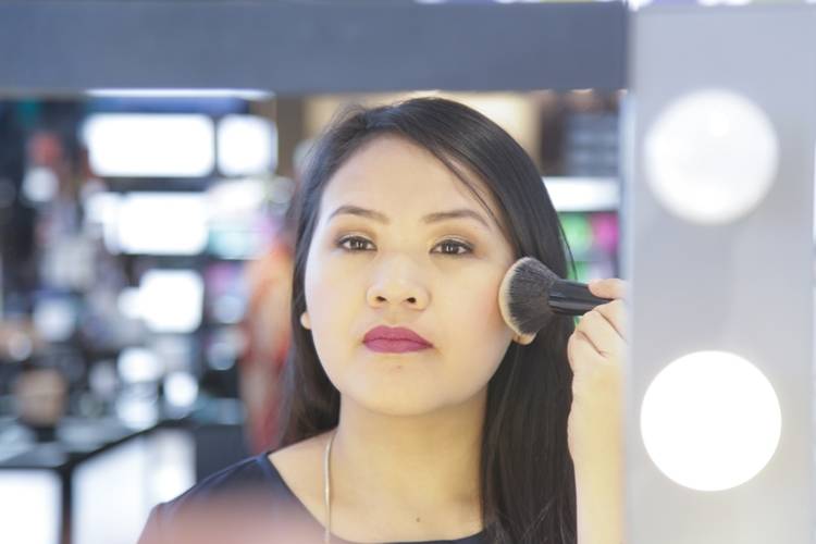 Cara Mudah Mengaplikasikan Blush pada Wajah