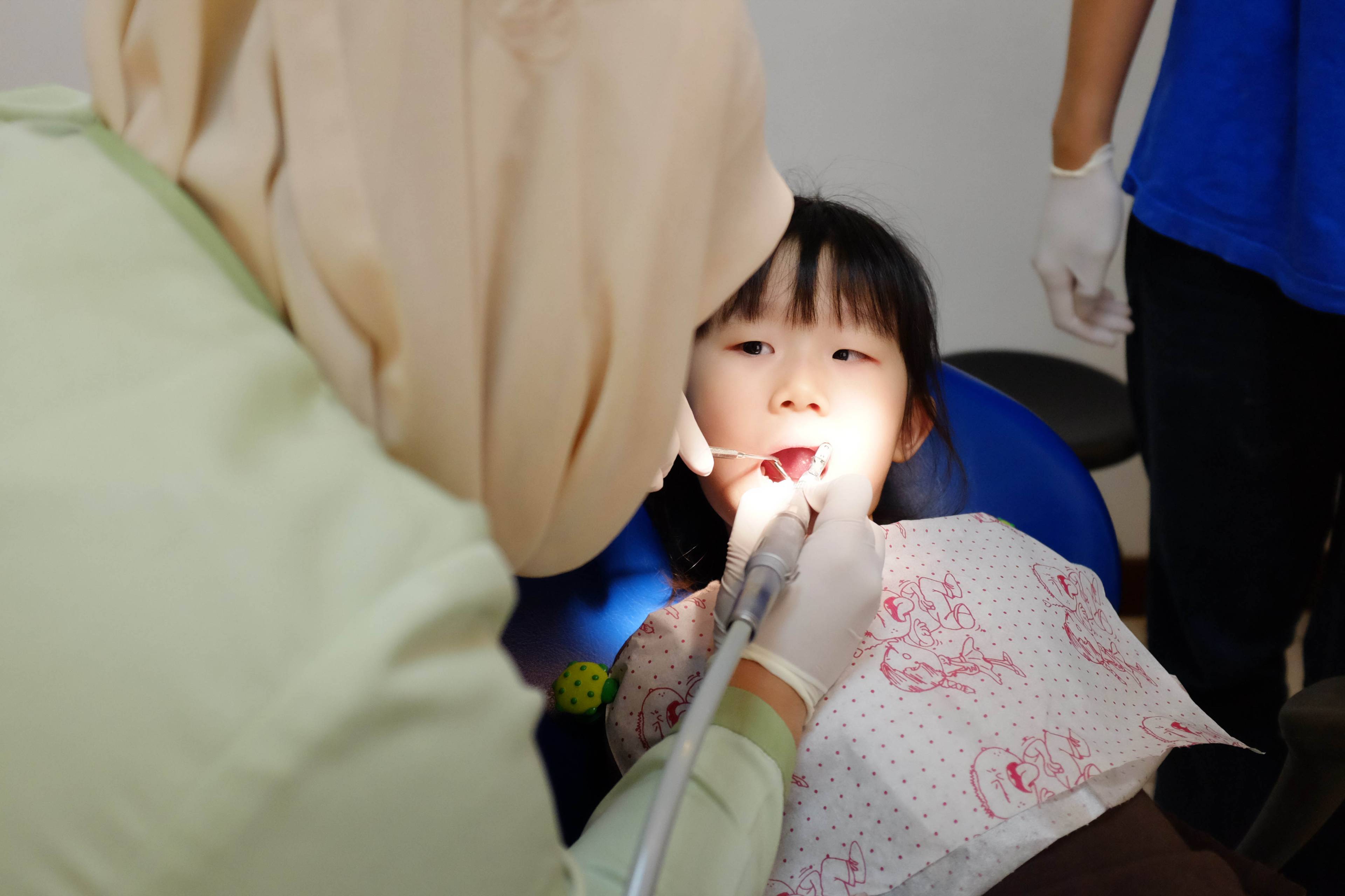 7 Kebiasaan Buruk si Kecil yang Berdampak pada Kesehatan Gigi