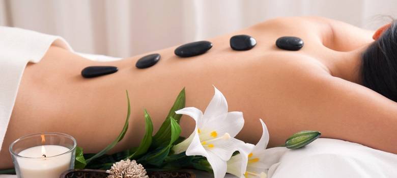Menikmati Warm Stone Massage di deMOZ5
