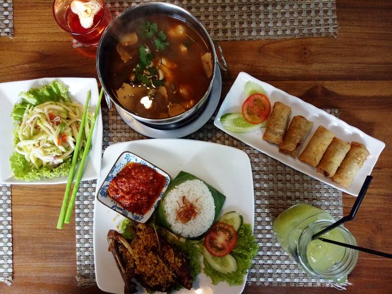 Cafe Lada Putih, Cafe Serba Ada dengan Harga Ramah Kantong