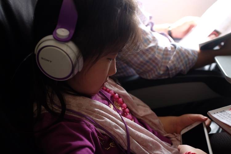 Sebelum Membelikan Anak Headphone Paling Hits, Baca Ini Dulu!