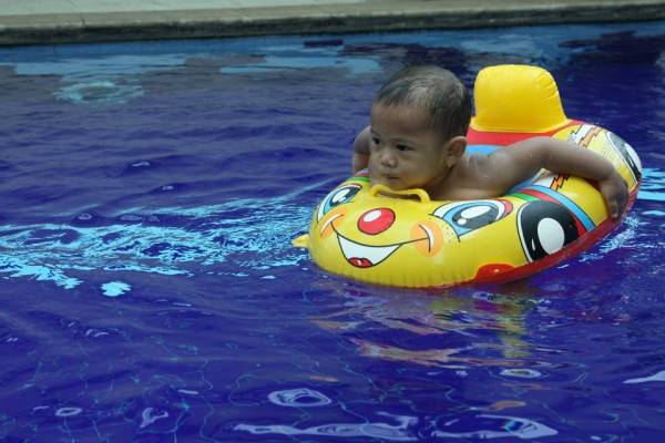 Ajarkan Anak Teknik Mengapung di Air Demi Keselamatan, Yuk!