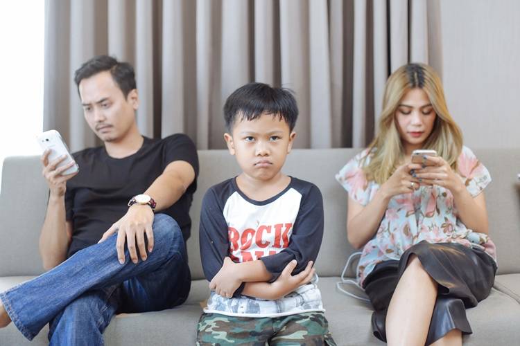 Ajukan 6 Pertanyaan Ini Sebelum Posting Foto Anak di Social Media