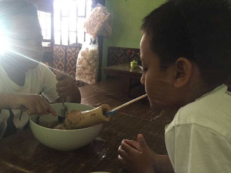 Nggak Ada Kamus “Kakak Harus Selalu Ngalah” di Anak-anak Saya