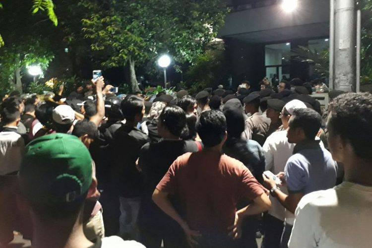 Massa Beringas depan LBH Jakarta dan Janji Seorang Ibu