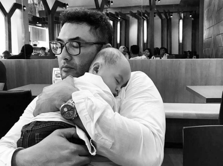 Surya Saputra, Selalu Ingin Memastikan Anaknya Tumbuh di Rumah yang Penuh Cinta