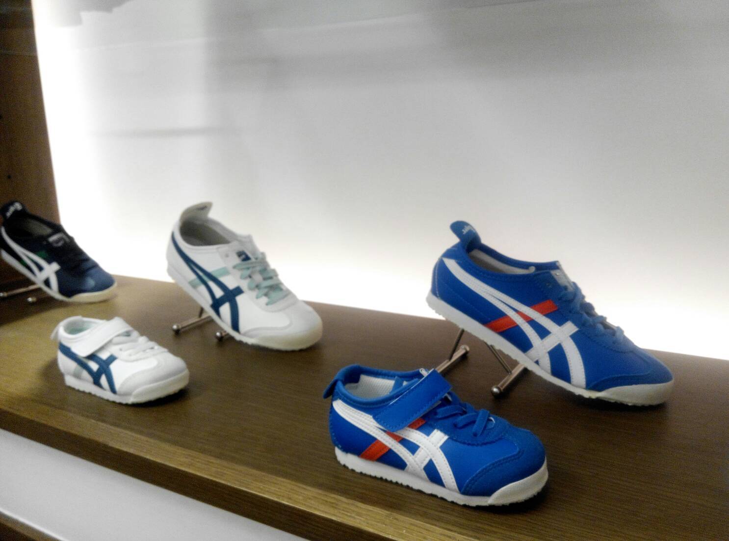Mau Punya Sepatu Sneakers Kembaran dengan Si Kecil?