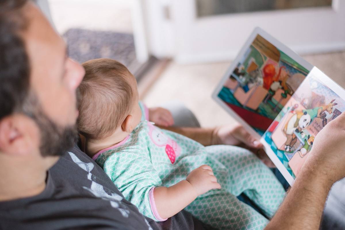 Membacakan Buku untuk Bayi Juga Ada Aturannya, Lho!