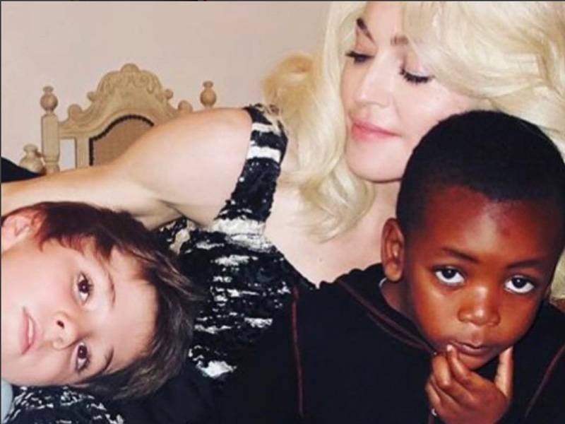 7 Artis Hollywood dengan Gaya Parenting yang Nggak Biasa