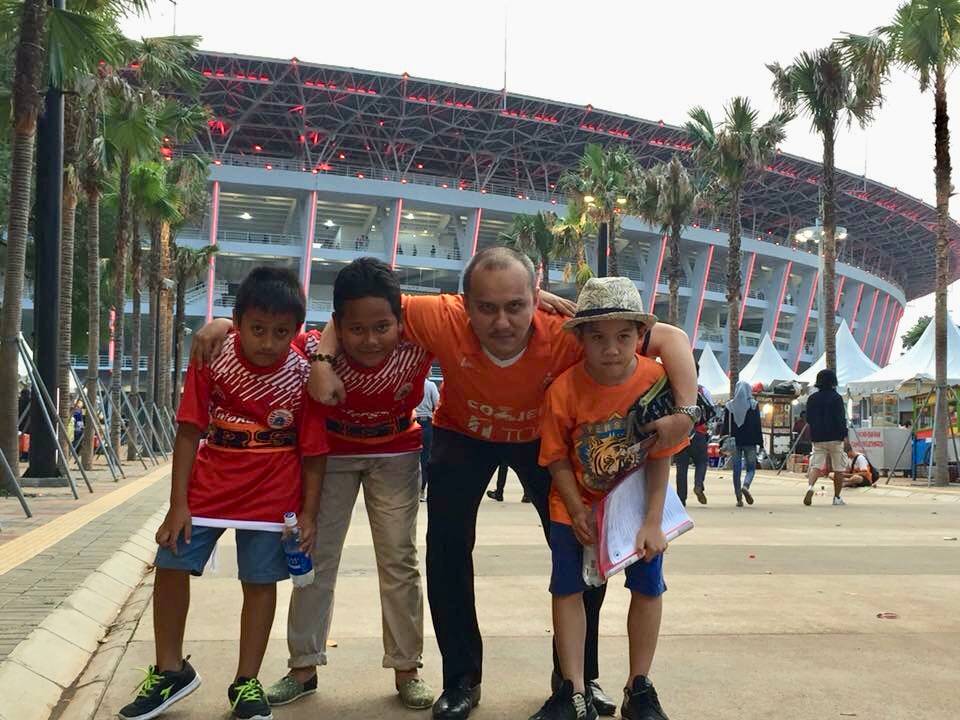Bawa Anak Nonton Pertandingan Sepak Bola? Siapkan Ini Dulu!