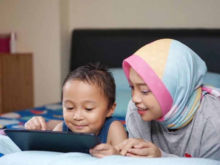 Ini Cara Agar Anak Punya Role Model Seperti Maudy Ayunda
