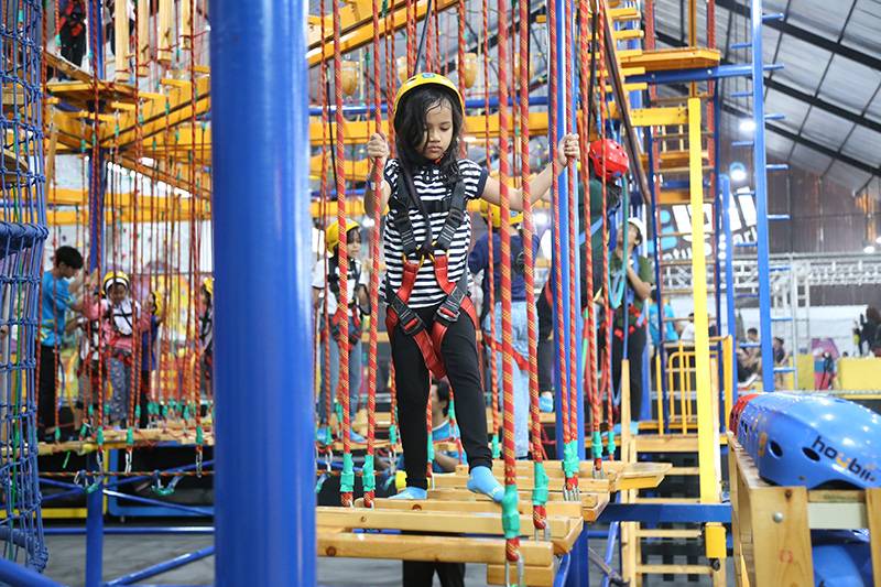 Main Sambil Olahraga di Houbii Urban Adventure Park Yuk!