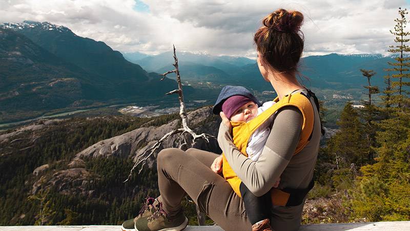 Gendongan dengan Hip Seat, Amankah untuk Bayi?
