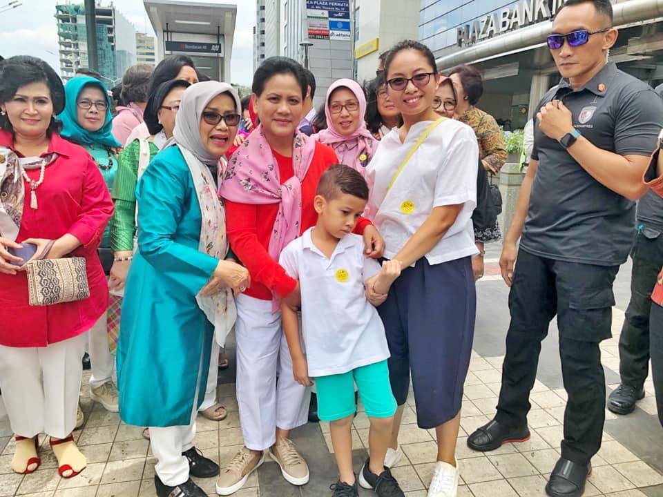 Pengalaman Naik MRT: Ajarkan Anak Etika Sebagai Penumpang, Hingga Bertemu Ibu Negara