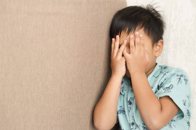 Anak Takut Bertemu Orang Baru, Penakut atau Wajar?