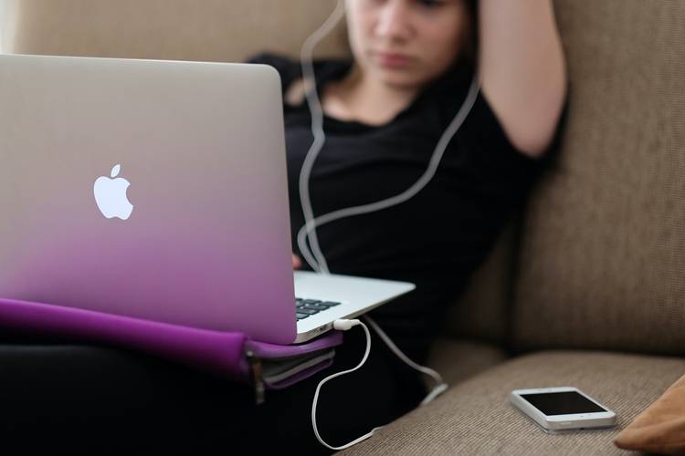 Perilaku Remaja yang Berisiko: Pacaran, Pornografi hingga Seks Pranikah