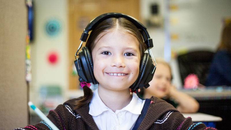 Menjaga Kesehatan Telinga Anak Karena Terlalu Sering Pakai Headphone