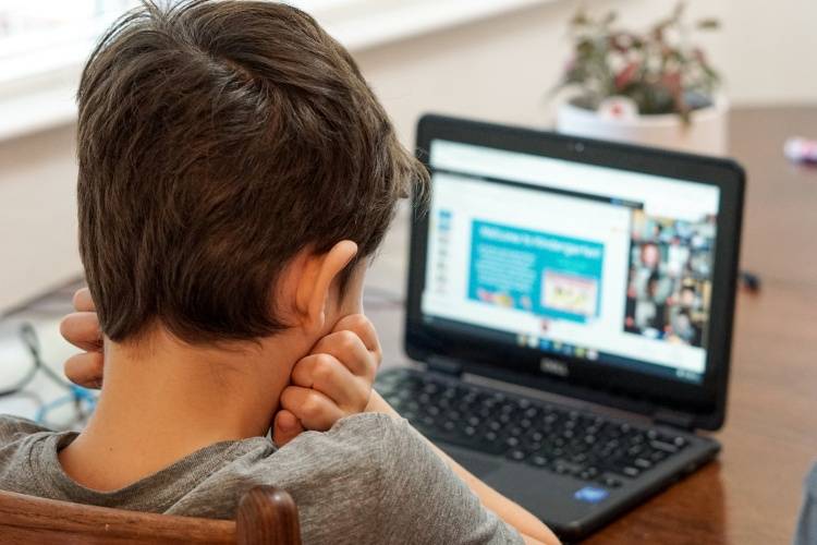 Setahun Lebih Sekolah Daring, Bagaimana Kondisi Kesehatan Anak?
