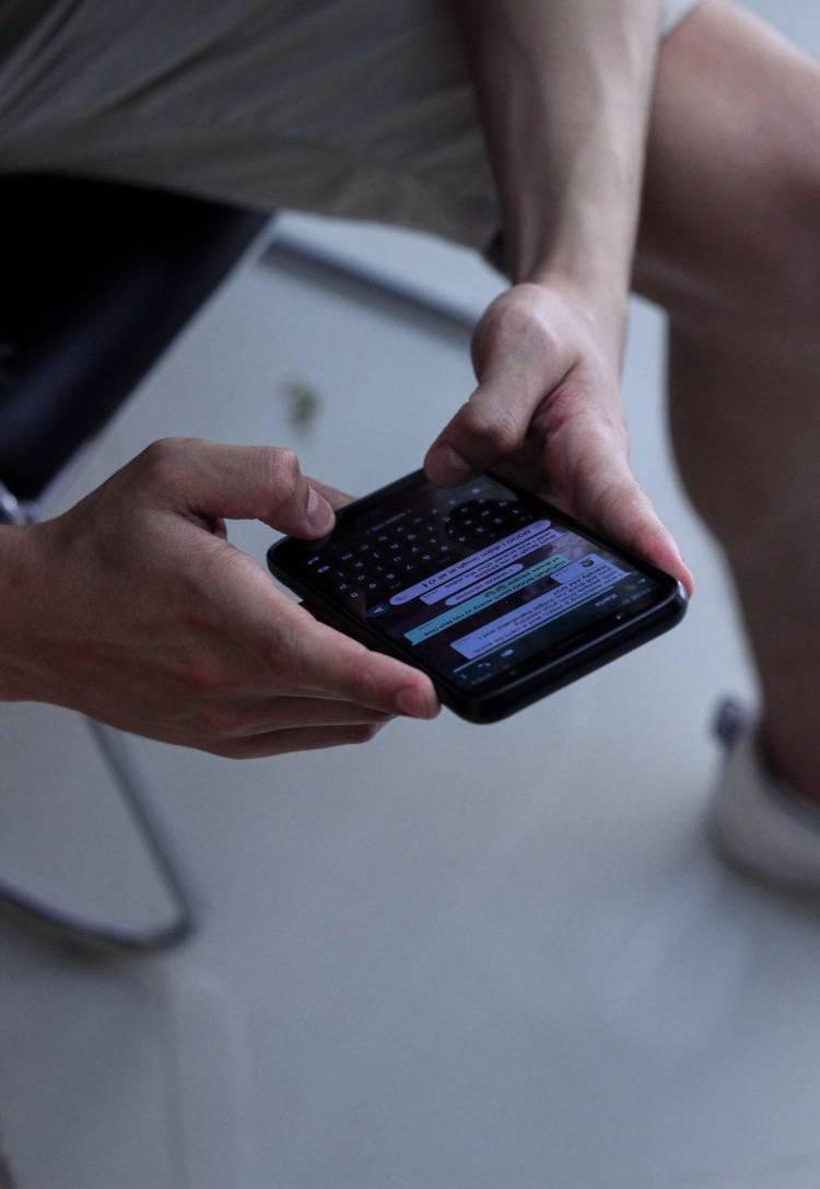 Tidak Kontak Fisik Tapi Rutin Berkirim Pesan? Waspada Tanda Micro Cheating